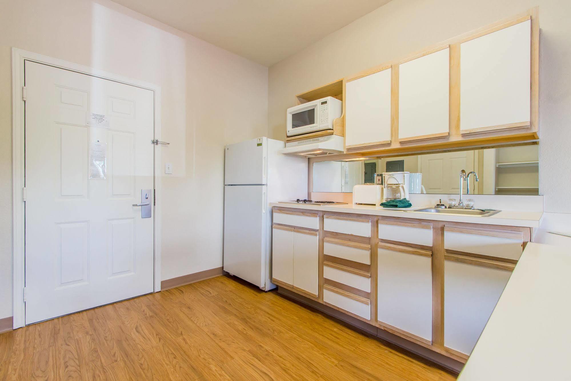 Intown Suites Extended Stay Colorado Springs Exteriör bild